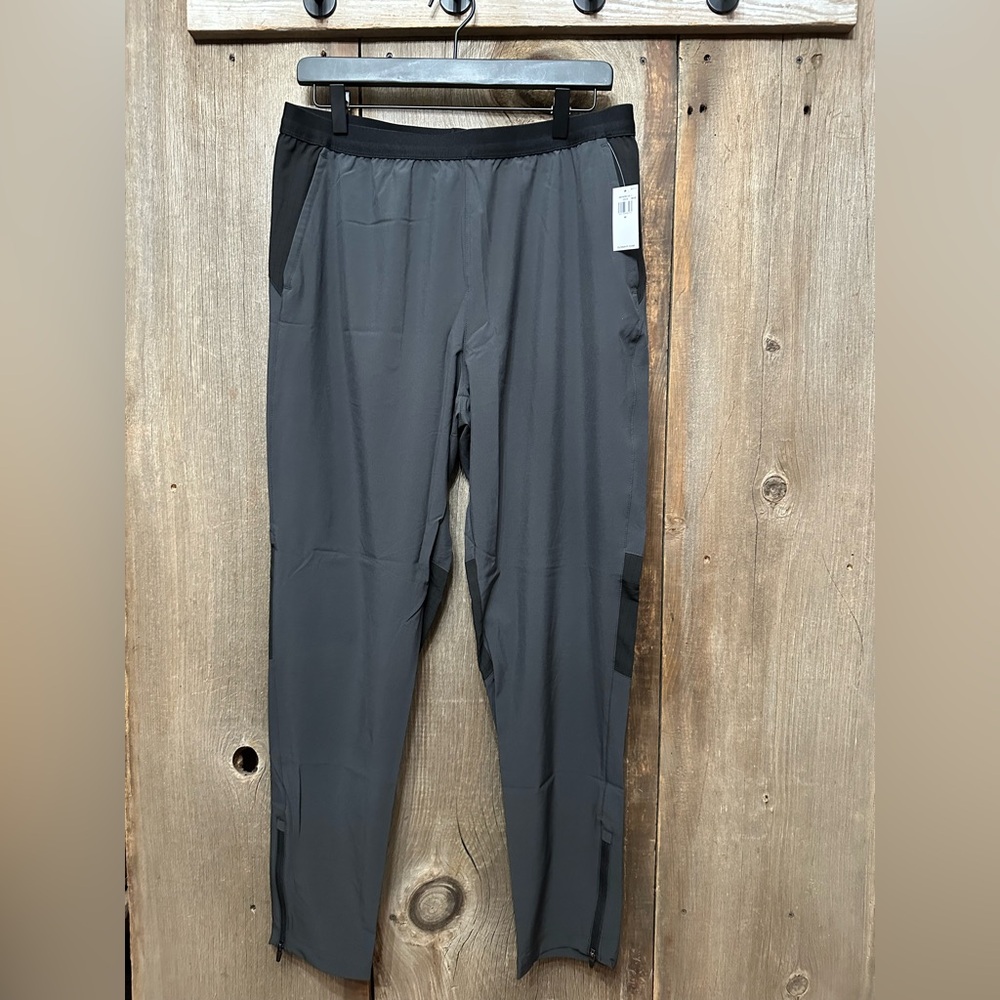 Old Navy Performance Vent Taper Pants in Panther Size Medium Men’s